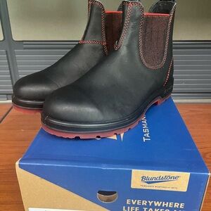 New Blundstone Black and Red Women's Chelsea Boots. Model 2342. Women’s 9